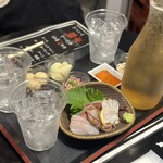 海鮮とせんべろ 呑りすけ - 刺身盛り合わせ(3コイン)、ハイボールデキャンタ(3コイン)、おつまみ3種(2コイン)