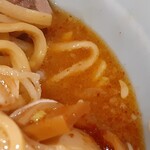 ラーメン 盛太郎 - 汁なしといいながら辣油風味メインのタレが見えてます。とにかく天地返ししながら、麺とトッピングたちをよ～～～く混ぜ合わせて食べるのが旨いのです！！