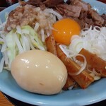 ラーメン 盛太郎 - デフォのトッピングはヤサイ、辛みなメンマ、刻み白ねぎ、卵黄。手前にある味付玉子はサービスでくださいましたm(_ _)m