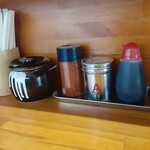 ラーメン 盛太郎 - 見慣れたこのセットも最後かなあ。のちほど箸立て隣のツボにはお世話になりますm(_ _)m