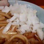 ラーメン 盛太郎 - ヤサイを食べ進めたのち、カウンター常備のツボから玉ねぎをた～～っぷり載せて再び混ぜ合わせます。いつも思うのですが、辛みの強めな玉ねぎは、ラーメンでもそうですが多少温まることで辛みが抑えられます。