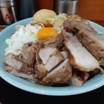 ラーメン 盛太郎 - 注文は汁なしラーメン１,０００円に有料トッピングチャーシュー２枚１８０円。そのおかげか、麺が全く見えません(汗)チャーシューは左側の乱切り？がデフォで追加分２枚はラーメンに載るのと同じ厚切りタイプ。