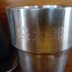 ラーメン 盛太郎 - お店が刻印されたカップに冷水はセルフサービスで。