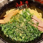 油そば 東京油組総本店 - 注文は油そばW盛り８８０円にトッピングねぎゴマ１００円。これに辣油を６～７周、酢を３～４周かけてよ～く混ぜ合わせます。なおW盛りにはタレ濃いめコールしないと、混ぜている途中でタレが消えるのです。