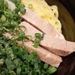 油そば 東京油組総本店 - 短冊切りなチャーシューはこちらの特徴