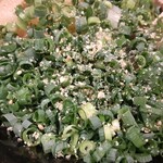 油そば 東京油組総本店 - 有料トッピングのねぎゴマがたっぷり。これまで温玉も含めていましたが、温玉無くてもこれはこれで旨い！