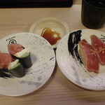 回転寿司みさき - たらマヨ軍艦（左）、漬けマグロ（右）