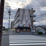 石窯ピザ　フェデリコ - 前の信号を渡ったところから店舗を撮影