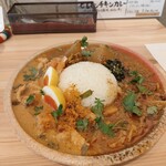 Supaisu Kare Akatsutei - 角度変えて。スパイス卵は裏から見た時、レモンかと思った。笑