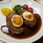 キッチン ブルー グローブ - スコッチエッグのアップ、今回はカットされています