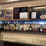 石窯ピザ　フェデリコ - 席から撮った厨房前の壁に並んだ洋酒類