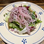 トラットリア ピエトラ ビアンカ - 前菜の無農薬野菜サラダ。これ、とても美味しい。