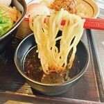 らーめん寿がきや - ピリ辛ざるラーメン(麺リフト)