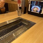 焼肉食堂まんぷく - 内観。テーブル席