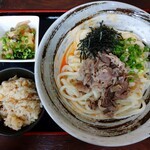 Udonkura Fujitaya - 肉釜玉（中盛り）＆かやくごはんと今日の1品③