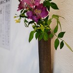 馬車道 大かわ - 入口の花