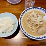 食堂 ミサ ピア万代店 - みそラーメンに味玉トッピングとライス
