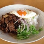 アビマーニ - 牛肉のタイバジル炒めとご飯、目玉焼きのせ