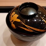 馬車道 大かわ - 蓋の表はシンプルな菖蒲