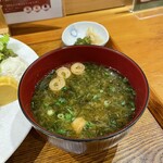 ぼんたぼんた - 味噌汁、漬物のアップ