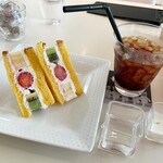 文明堂 カフェ - カステラフルーツサンドとアイスコーヒー¥1600