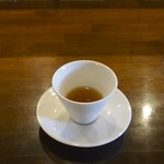 ラトリエ まる耕 - ◯スープ琥珀色の自家製コンソメスープ
このお店のスペシャリテとなる

牛の旨味が染み渡る味わいだなあ♪
美味しい味わい

じんわりと舌に残る旨味の後味感も良い感じ