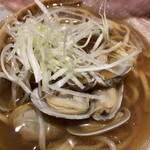 くそオヤジ最後のひとふり - 麺は少し太め、平麺が入った短め