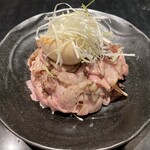 Kuso Oyaji Saigono Hitofuri - 炙りチャーシューの味付けに甘めのたれ、コショウがきいていて美味です