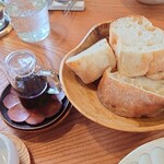 hape - 自家製パン、ハーブオリーブオイル