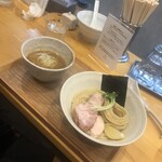 MENYA NAKAGAWA - 鶏ハムとチャーシュー！なんと言っても麺が見た目も綺麗で美味しい