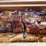 躻 - せいろ蒸しご飯うな重 松。皮目はパリッと焼き上げているが、身側は焼色が薄くふっくらと仕上げられている。