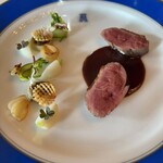 トゥールダルジャン 東京 - 幼鴨のロースト マデイラソース　モリーユ茸と新ジャガイモのフォンダン