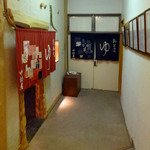 中村屋 - 浴場入口　左が木のお風呂、奥はタイルのお風呂