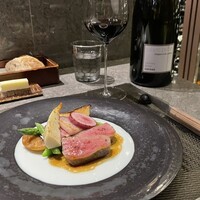 レストラン リューズ - メイン肉料理:北海道黒毛和牛ステーキに能登半島有機野菜。　ペアリング:北ローヌのシラー(コショウ)。