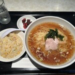 Shiyan Hai Piman - ラーメン＋半チャーハン！今日のサービスで700円！