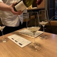 焼き鳥とワイン 萬鳥 祇園店 - 時々ワインも注いでくれた