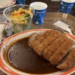 ハングリーベア・レストラン - カツカレーとサラダ　カツは脂身がほとんどないので嬉しい