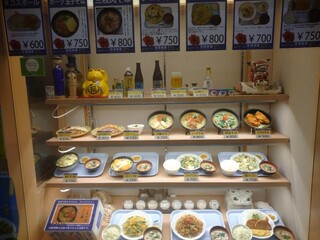h Kuukou Shokudou - 入口横にある食品サンプル（分かりやすくて有難い）
