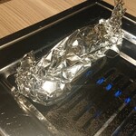 完全個室焼肉 GYU - アルミホイルに包んで蒸し焼きにします