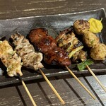 Yakitori Tebasaki Karaage Waiwai - (左から)ささみわさび、187円・せせり、176円・レバー、154円・ねぎま、165円・つくね、165円