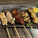 Yakitori Tebasaki Karaage Waiwai - (左から)ささみわさび、187円・せせり、176円・レバー、154円・ねぎま、165円・つくね、165円