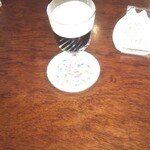 シティーライト - 琥珀の女王、奥はノアール。