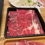 Shabuyou - 牛肉　※1皿大き目が2枚。1枚がかなり食べ応えがあります。薄切りなのであまり気になりませんがやや固いかなという食感。使ってるのはもも肉かな？脂が少ないのはありがたいです。