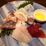 小料理ほおづき - 刺身盛り合わせ（生タコ刺、ホッキ貝刺、マグロ塩〆、真鯛昆布〆、神奈川黄金アジ刺）1人前