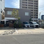 Rupo Kafe - 店舗外観&店前駐車場(4台可)❗️