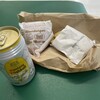 フレッシュネスバーガー - ドリンク写真:サルサバーガー（低糖質バンズ）+北海道ポテトフライ。搭乗口付近の売店でハイボール缶を買いいただきました。昼間からお酒ってたまにはいいですね！笑