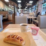 VIE DE FRANCE - 店内は焦茶色の天井、マーブルベージュの壁とガラス張り壁、木板張りの床、木目を活かした淡いナチュラルカラーのテーブル、ベージュ色のソファ&ソファ椅子、落ち着く色合いの空間、BGMはありません