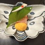 たか田八祥 - 桜鱒炙り　黄身酢　桜の葉
