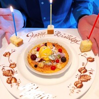 アンフュージョン - デザートのクレームブリュレ。チョコレートのバースディメッセージと飾り付けが華やか。