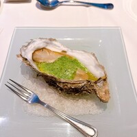 アンフュージョン - 牡蠣。ガーリックバターでローストにして頂きました。